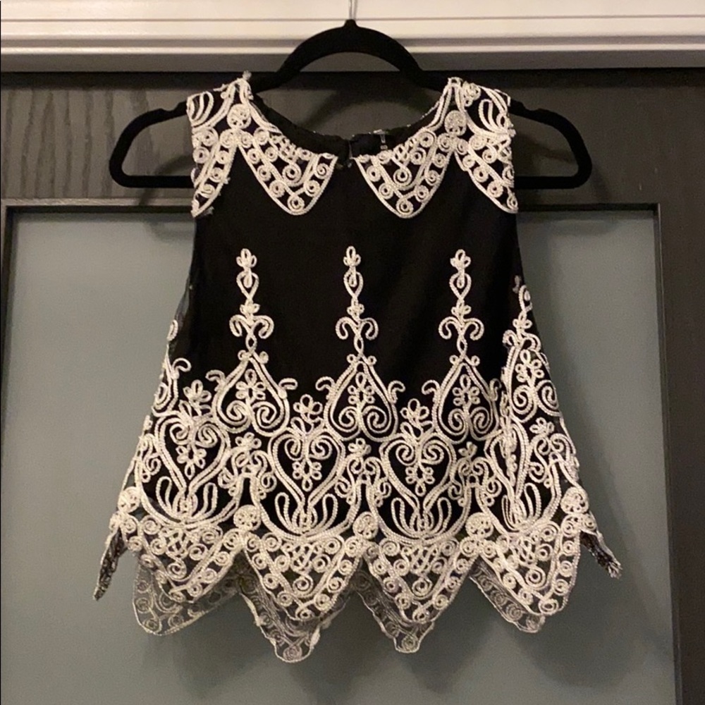 Sleeveless blouse with Lace overlay